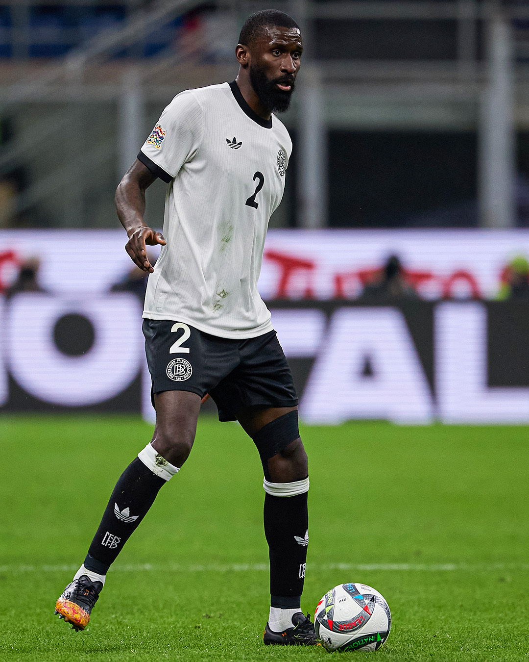 赛地聚焦——德国杯今夜热度飙升，比利亚雷亚尔绝杀压哨，气氛紧张，临场指挥获称赞 -爱游戏电竞